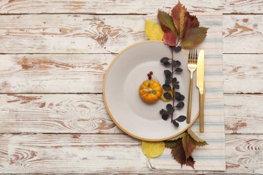 Açık ahşap arka planda sonbahar dekoru olan güzel masa ayarları