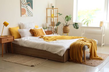 Şık bir yatak odası, rahat bir yatak odası ve gri bir yatak odası.