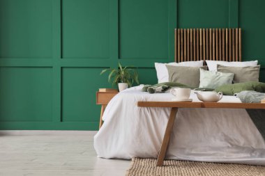 Şık bir yatak odası, rahat bir yatak odası ve ahşap bir yatak tezgahı.