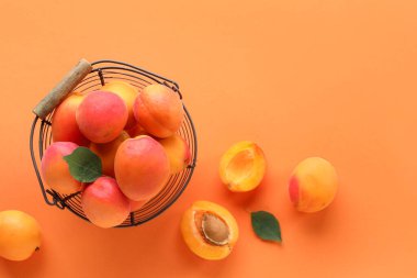 Turuncu arka planda tatlı kayısı sepeti