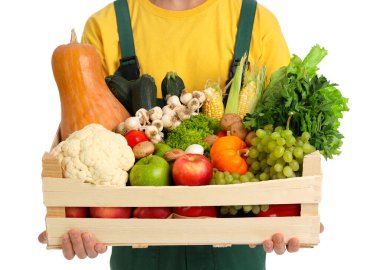 Beyaz arka planda bir kutu sebzeli erkek çiftçi.