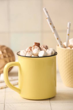 Beyaz fayanslı kremalı bir fincan sıcak kakao.