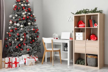 Ofis içi işyeri, Noel ağacı ve hediyeler.