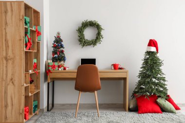 İş yeri, dizüstü bilgisayar ve Noel hediyeleriyle birlikte ofis içi