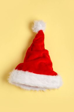 Açık sarı arka planda Noel Baba şapkası