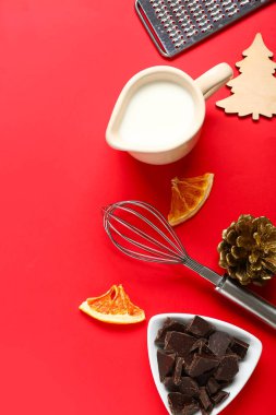 Kırmızı arka planda Noel pastası hazırlamak için farklı malzemeler