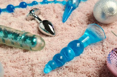 Bej kabarık halıda Noel dekoru olan seks oyuncakları