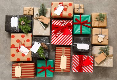 Farklı Noel hediye kutularına sahip kompozisyon grunge arkaplanda