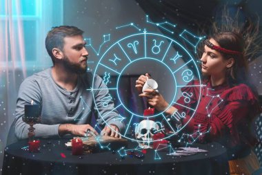 Kâhin, müşterinin geleceğini tahmin ediyor. Astroloji kavramı