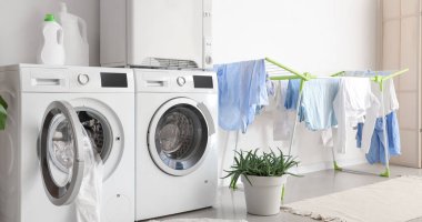 Çamaşır makineleri ve çamaşır kurutma makinesi çamaşır odasının içinde.