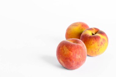 beyaz zemin üzerine tatlı şeftali