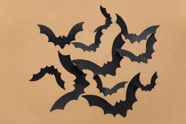 Cadılar Bayramı partisi için kağıt yarasalar bej arka planda