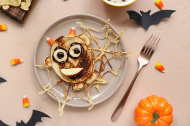 Komik Cadılar Bayramı kahvaltısı ve renk arkaplan dekorasyonlu kompozisyon