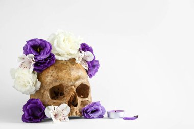 Beyaz arka planda güzel çiçekli insan kafatası
