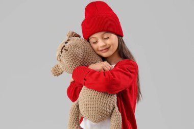 küçük kız ile oyuncak ayı açık renkli