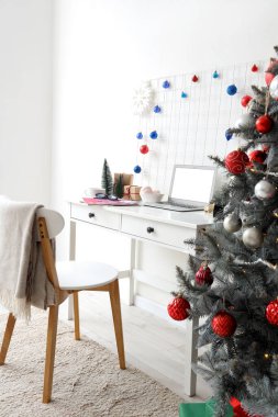 Ofisinde boş dizüstü bilgisayar ve Noel dekoru olan işyeri