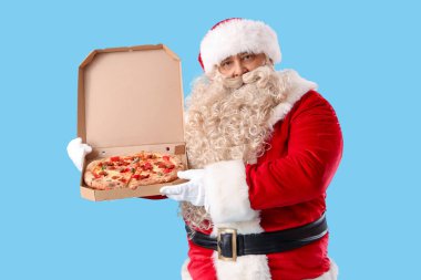 Mavi arka planda lezzetli pizzalı Noel Baba