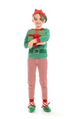 Beyaz arka planda izole edilmiş Noel hediyesi kutusu olan elf kostümlü şirin bir çocuk.