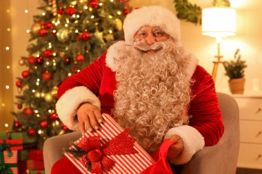 Noel Baba 'nın Noel gecesi bir çanta dolusu hediyesi var.