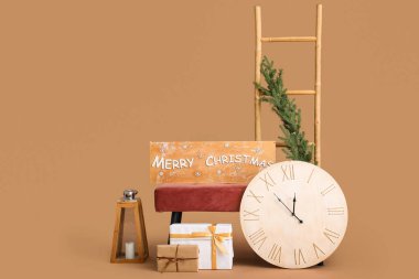 Noel dekorlu yumuşak bank, hediyeler, kahverengi arka planda saat ve merdiven
