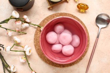 Bir kase Tangyuan, Çin dekoru ve bej arka planda sakura. Dongzhi Festivali
