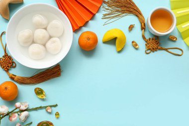 Bir kase tangyuan, Çin dekoru ve mavi arka planda mandalina. Dongzhi Festivali