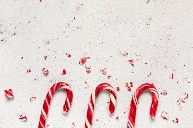 Beyaz arka plan üzerinde Noel candy köpekler