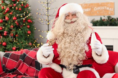 Noel arifesinde evde kurabiye ve sütle Noel Baba