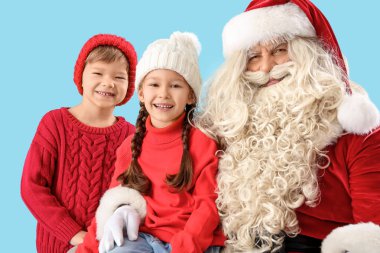 Mavi arka planda Noel Baba 'lı küçük çocuklar