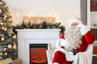 Noel Baba Noel arifesinde evde.