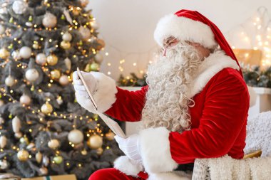 Noel arifesinde evde mektuplarla Noel Baba