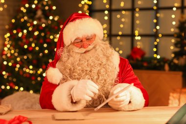 Noel arifesinde evde mektuplarla Noel Baba