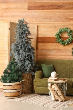 Noel için dekore edilmiş modern oturma odasının şık iç mimarisi.