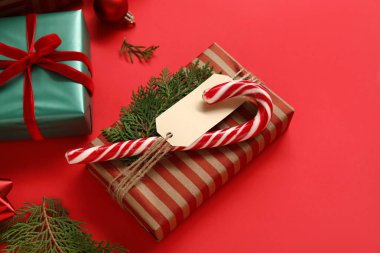 Kırmızı arka planda güzel Noel hediye kutuları olan kompozisyon