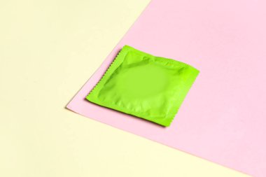 Renk arka plan üzerinde kaydırılan prezervatif