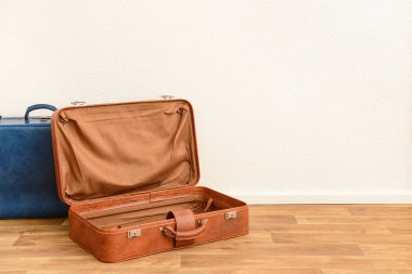 Odadaki kahverengi deri bavulu aç.