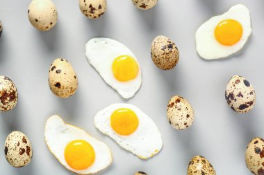 Gri arkaplanda kızarmış bıldırcın yumurtası.