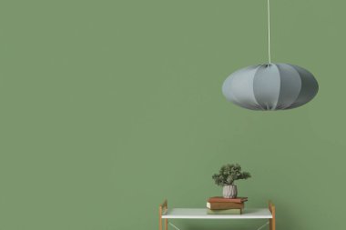 Asılan lamba ve raf ünitesi yeşil duvarın yanında. Yakın çekim.