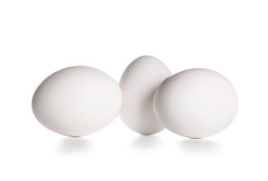 Beyaz arka plan üzerinde izole taze tavuk yumurta