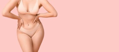 Pembe arka planda iç çamaşırlı kadın. Tasarım için pankart