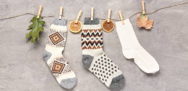 Grunge arka planında sıcak çoraplı kompozisyon