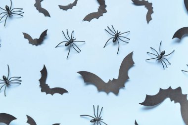 Cadılar Bayramı partisi için mavi arka planda kağıt yarasalar ve örümcekler