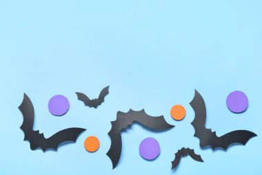 Cadılar Bayramı partisi için kağıt yarasalar mavi arka planda