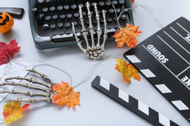 Daktilo ve gri arka planda Cadılar Bayramı dekoru.