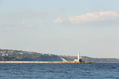 Deniz feneri ve dalgalı deniz manzaralı