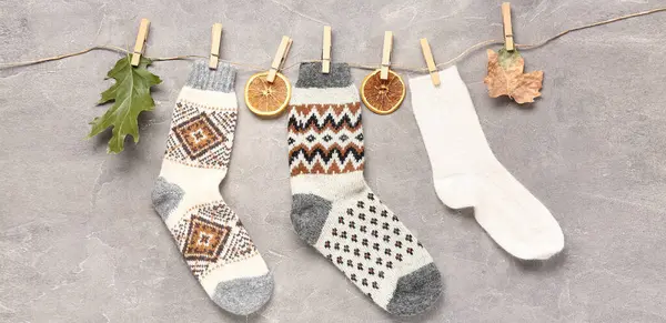 Grunge arka planında sıcak çoraplı kompozisyon