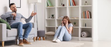 Çürümüş genç bir kadın cep telefonuyla konuşuyor ve sarhoş kocası evde. Aile içi şiddet kavramı