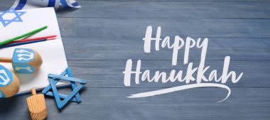 Hanuka bayrağını açık kitap, dreidels, David star ve mumlarla selamlıyorum.  