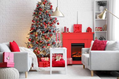 Kırmızı şöminesi, Noel ağacı ve hediyeleri olan şenlikli bir oturma odası.