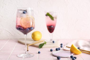 Pembe fayanslı taze yabanmersinli limonata.